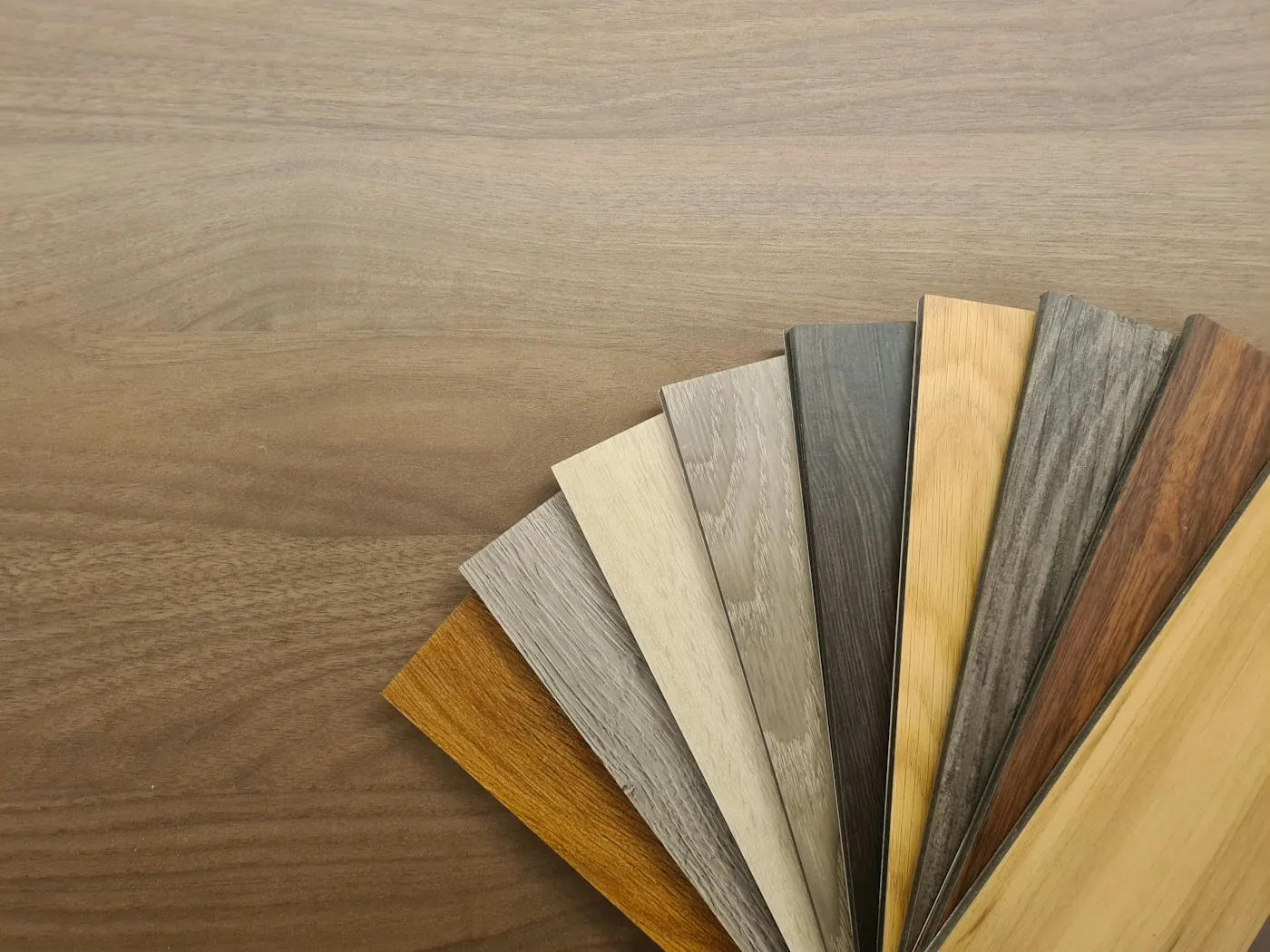 Wood-look surface samples; illustrative material palette